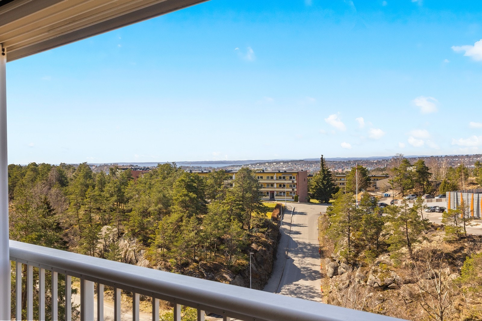 Til tross for at leiligheten ligger i første etasje, ligger den høyt i terrenget, noe som gir en følelse av privatliv. Galleribilde