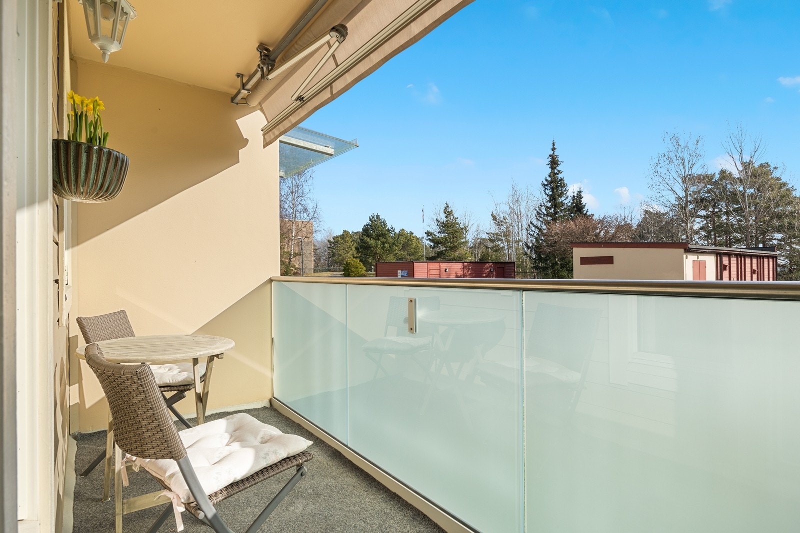 Morgensolen nytes best på verandaen utenfor kjøkkenet. Galleribilde