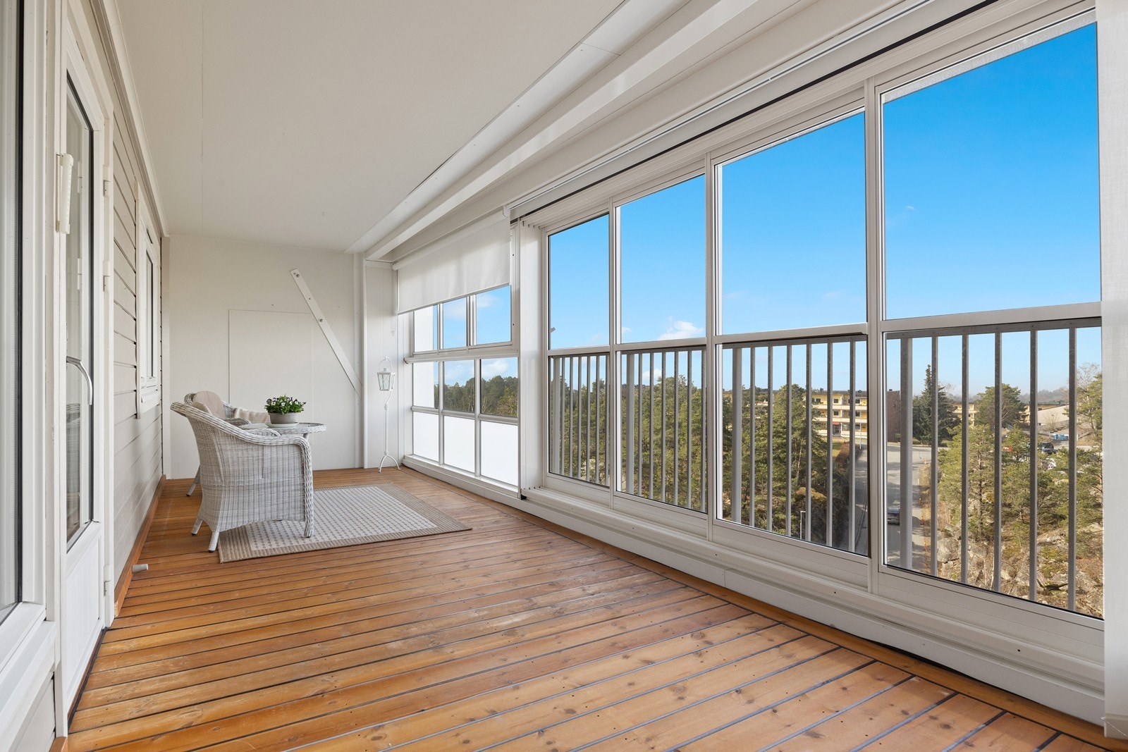 Stor vestvendt innglasset terrasse forlenger sommersesongen. Galleribilde