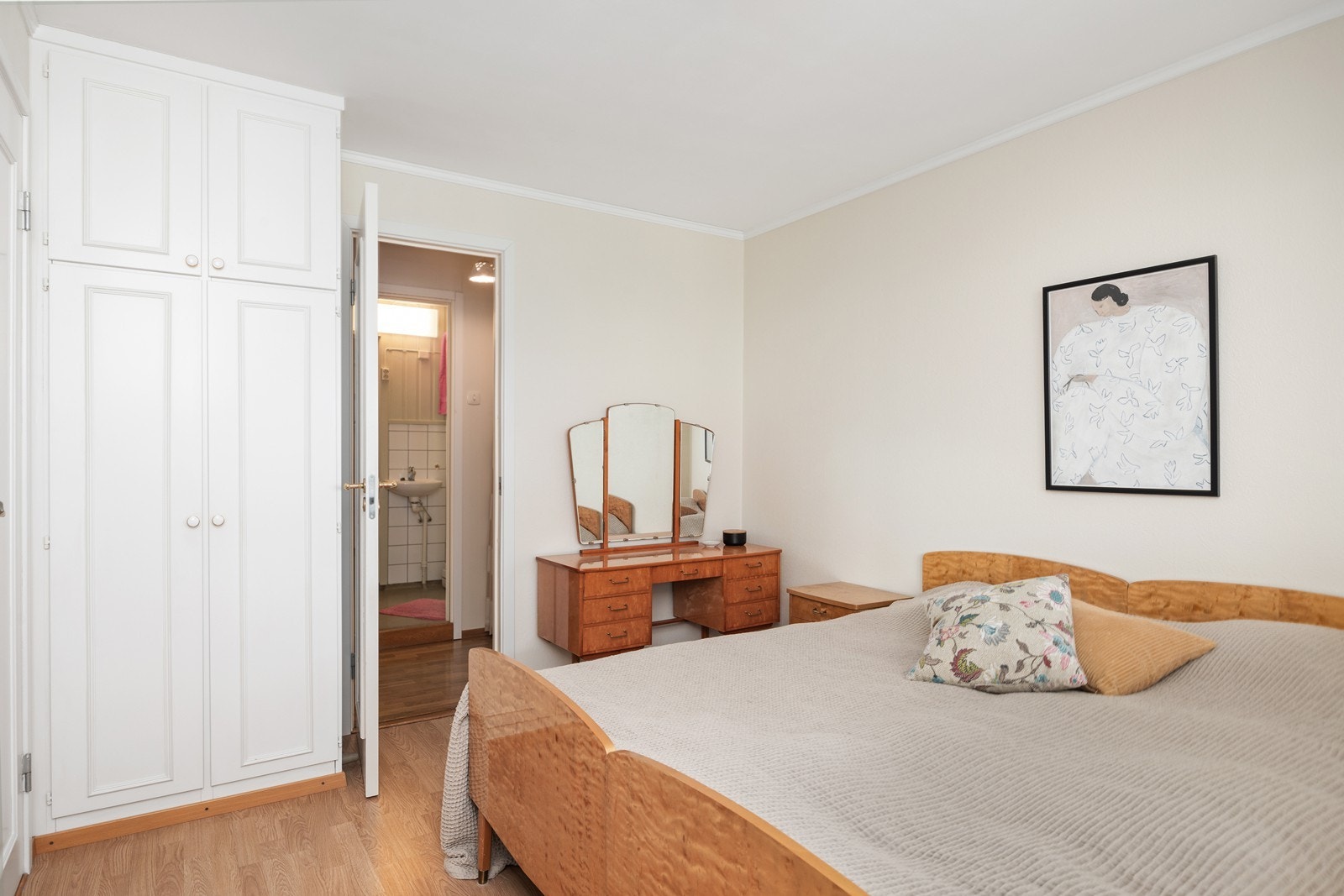 Fra soverommet er det inngang til bod/garderobe og videre inn til badet. Galleribilde