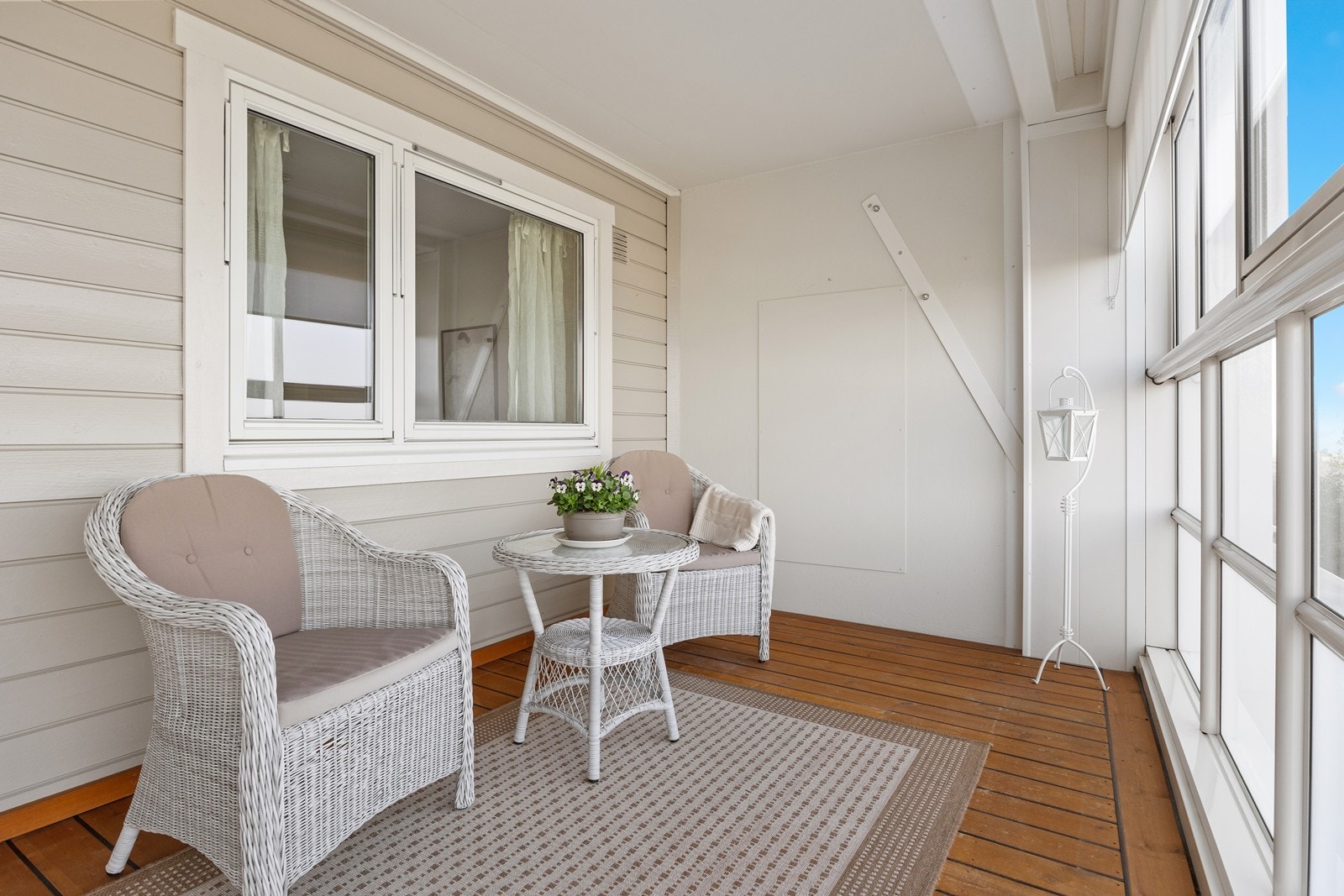 Det er montert solskjerming på terrasseglassene. Galleribilde