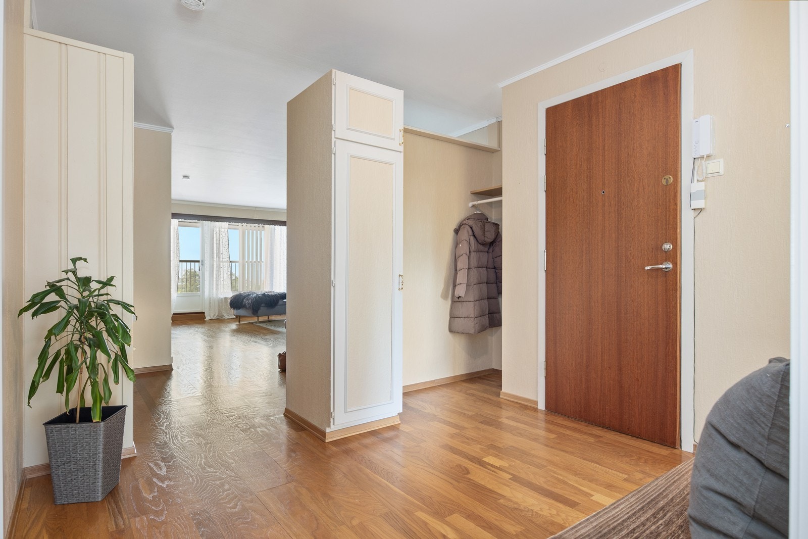 Velkommen inn. I gangen finner du en romslig garderobenisje med plassbygget klesskap. Galleribilde