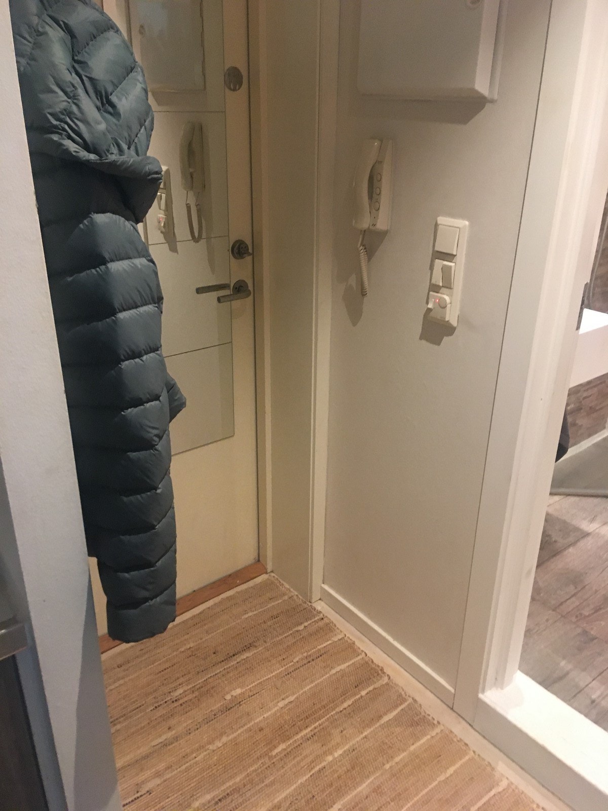 Entre med god plass til oppheng av klær og sko Galleribilde