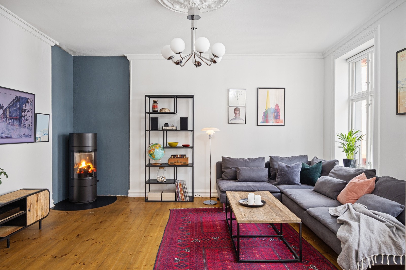 - Stor, luftig stue på ca 20 m² med flotte tregulv, store vinduer med dype karmer og 2,76 meter takhøyde - Galleribilde