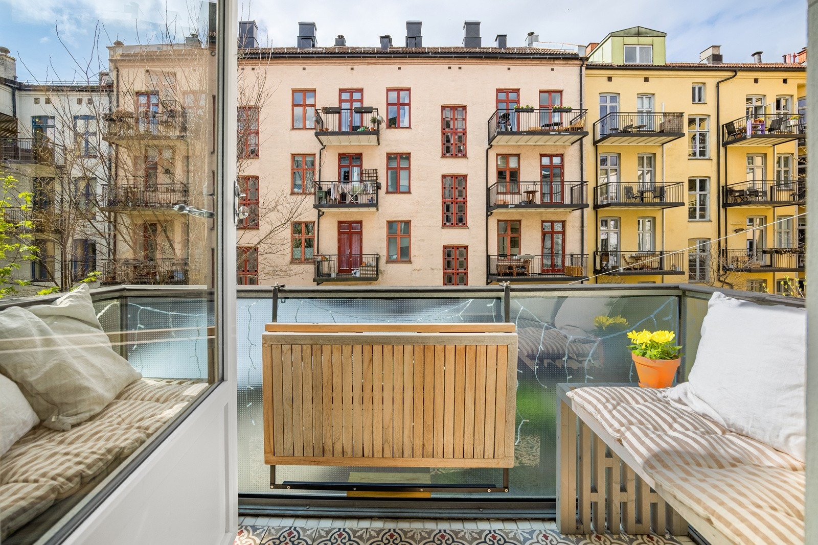 - Balkongen fra soverom II har smart løsning med sittebenker på begge sider og nedfellbart bord - Galleribilde