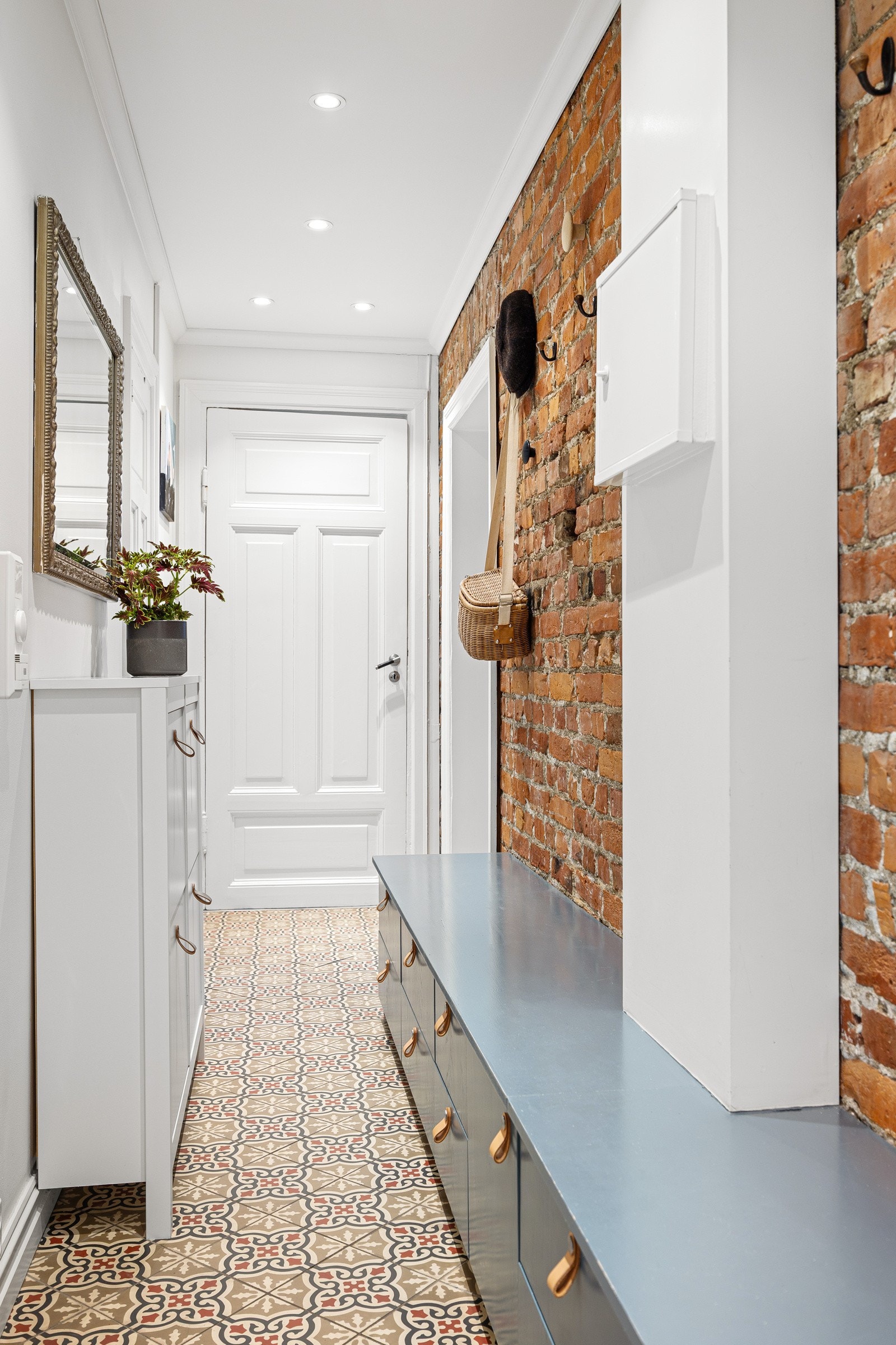 - Plass til klær, sko og skoskap. Sittebenk med lagringsplass medfølger - Galleribilde