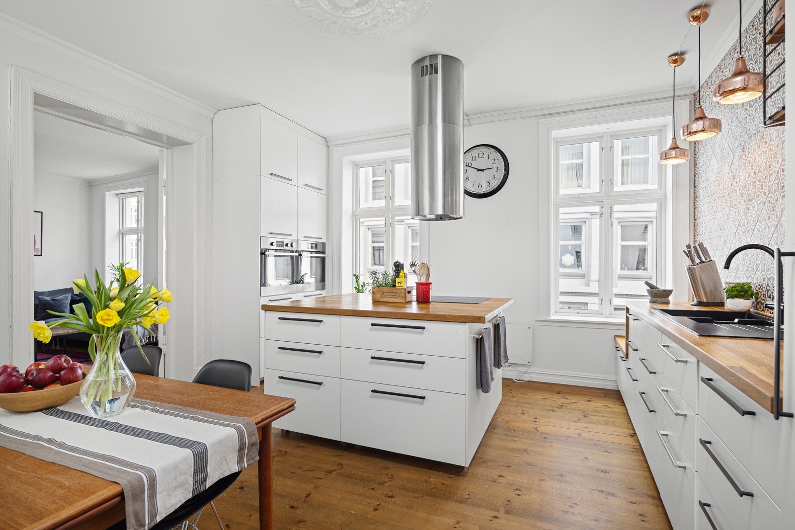 - Romslig kjøkken med plass til stort spisebord - Galleribilde