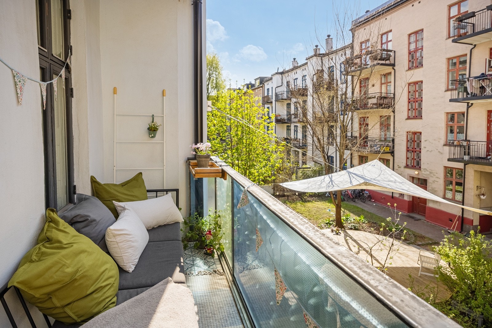 - Balkongen vender mot det nydelige gårdsrommet - Galleribilde