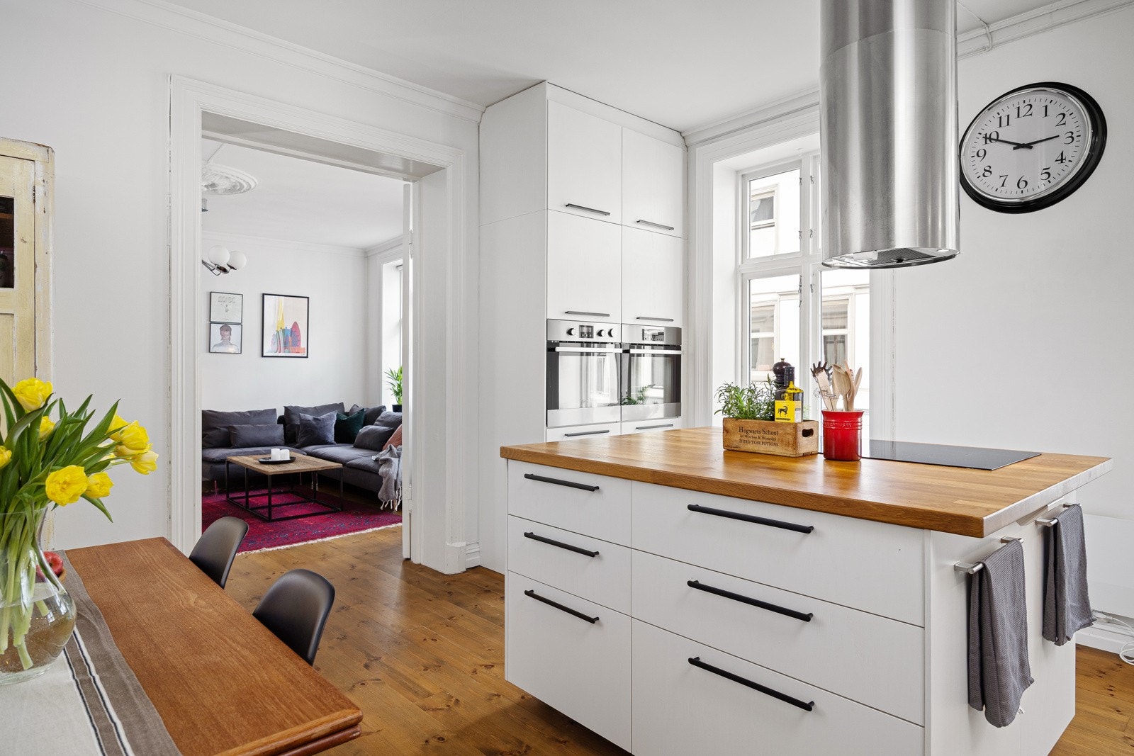 - Integrert koketopp, to stekeovner (en dampovn), oppvaskmaskin, kjøleskap og fryseskap - Galleribilde