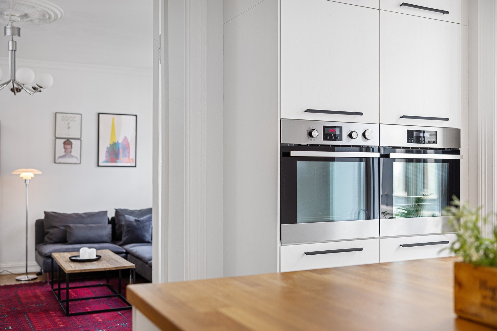 - Pen innredning fra 2015 med glatte fronter og god skap- og benkeplass - Galleribilde