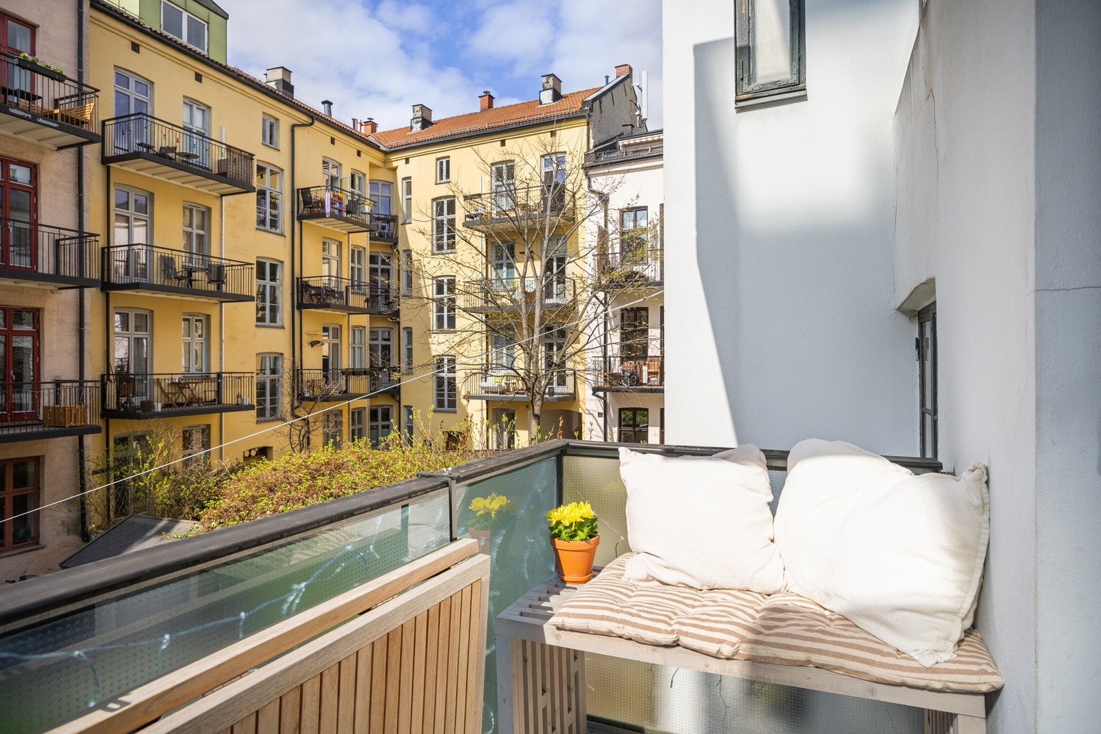 - Balkongen vender mot et av Grünerløkkas fineste gårdsrom - Galleribilde