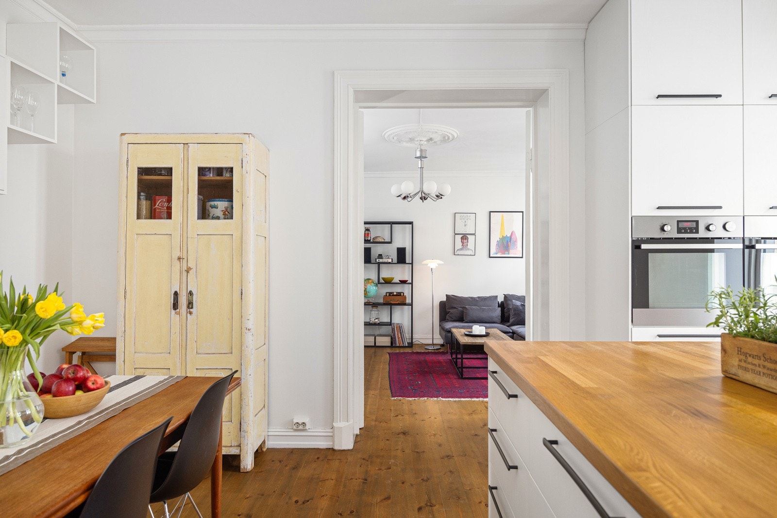 - Leiligheten var opprinnelig 2 seksjoner som i dag er sammenslått til en leilighet. Man kan dele opp leiligheten i 2 separate boenheter eller lage utleiedel om ønskelig - Galleribilde