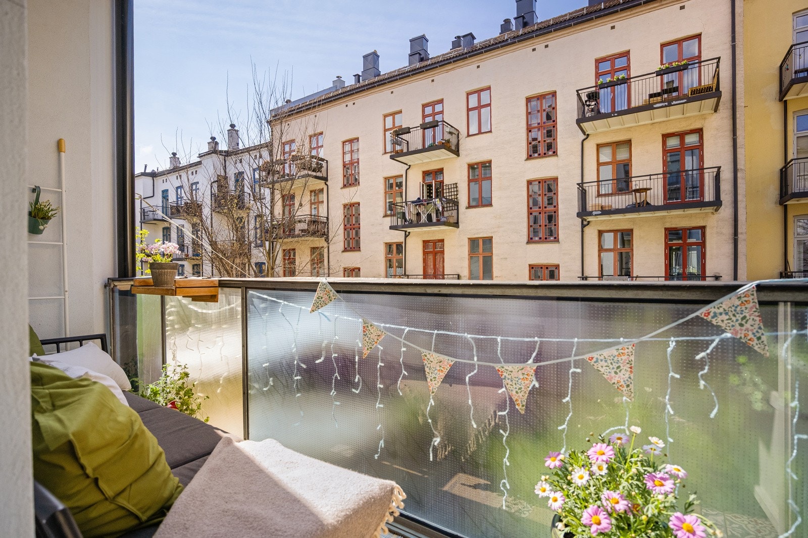 - 3 m² vestvendt, solrik balkong - Galleribilde