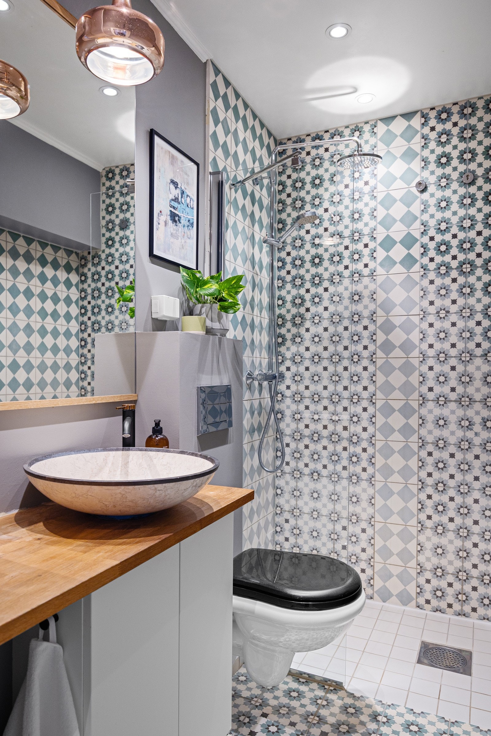 - Flott bad fra 2005, overflateoppusset 2015. Dusjhjørne med glassvegg, vegghengt toalett, servant med underliggende skap samt speil - Galleribilde