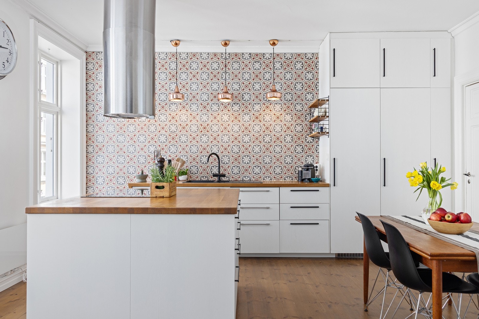 - Både kjøkken og stue har adkomst fra mellomgang samt dobbel fløydør mellom rommene - Galleribilde