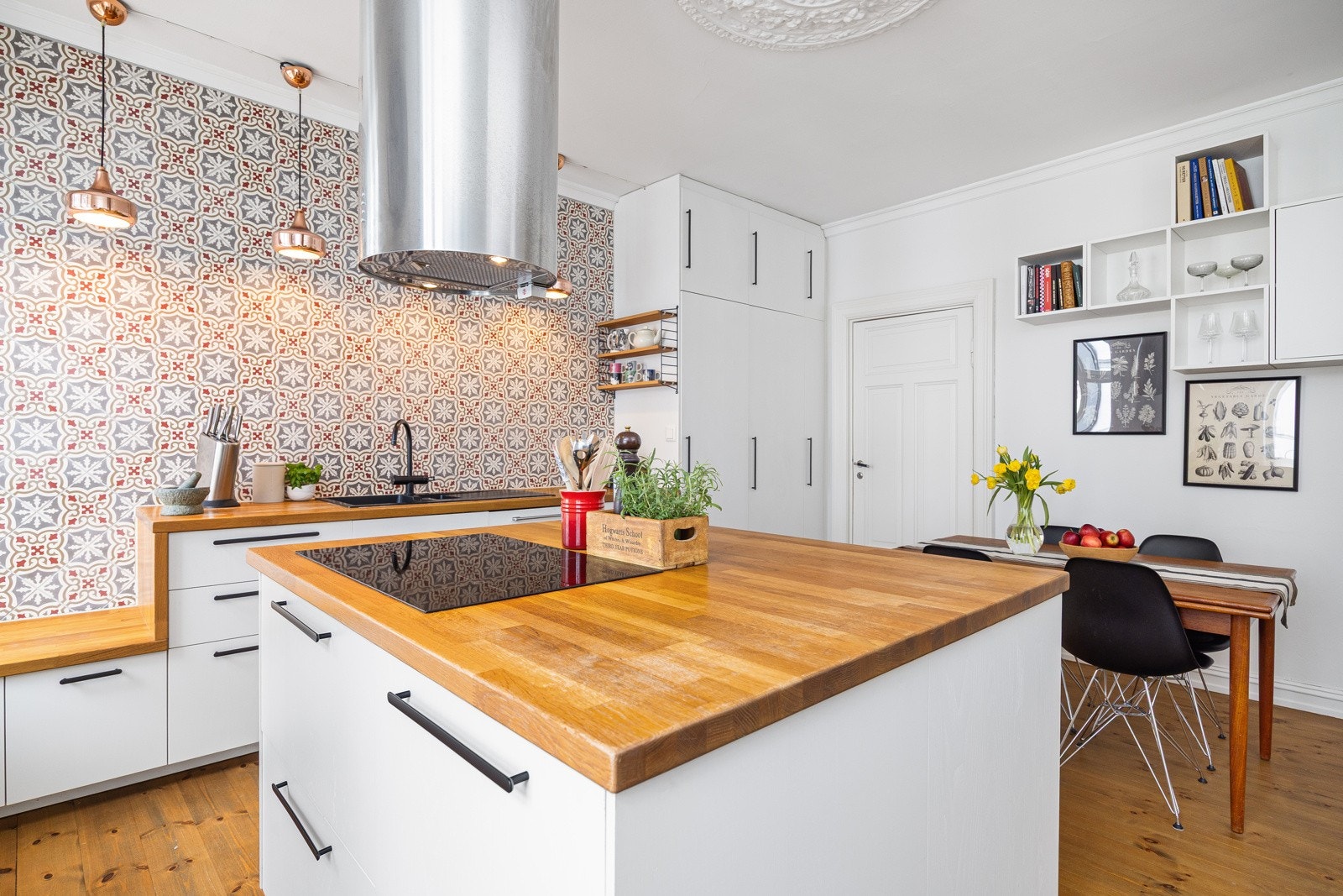 - Kjøkkenets midtpunkt er den store kjøkkenøyen - Galleribilde