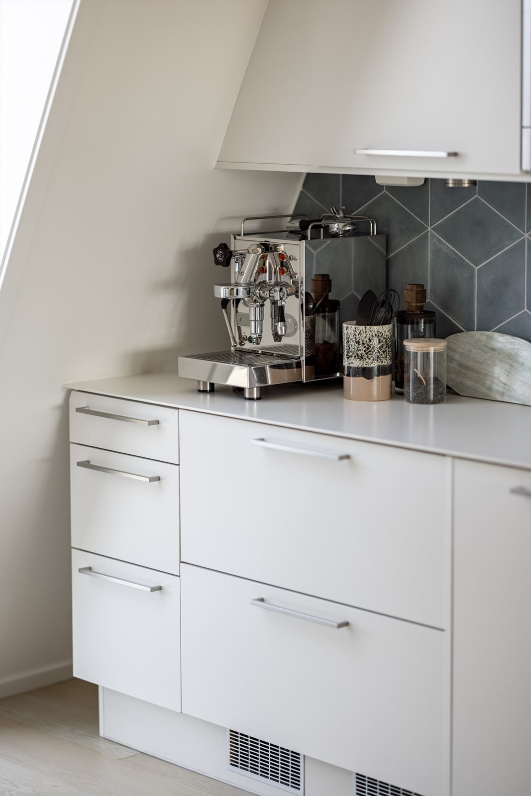 Stilrene, moderne linjer kjennetegner denne leiligheten Galleribilde