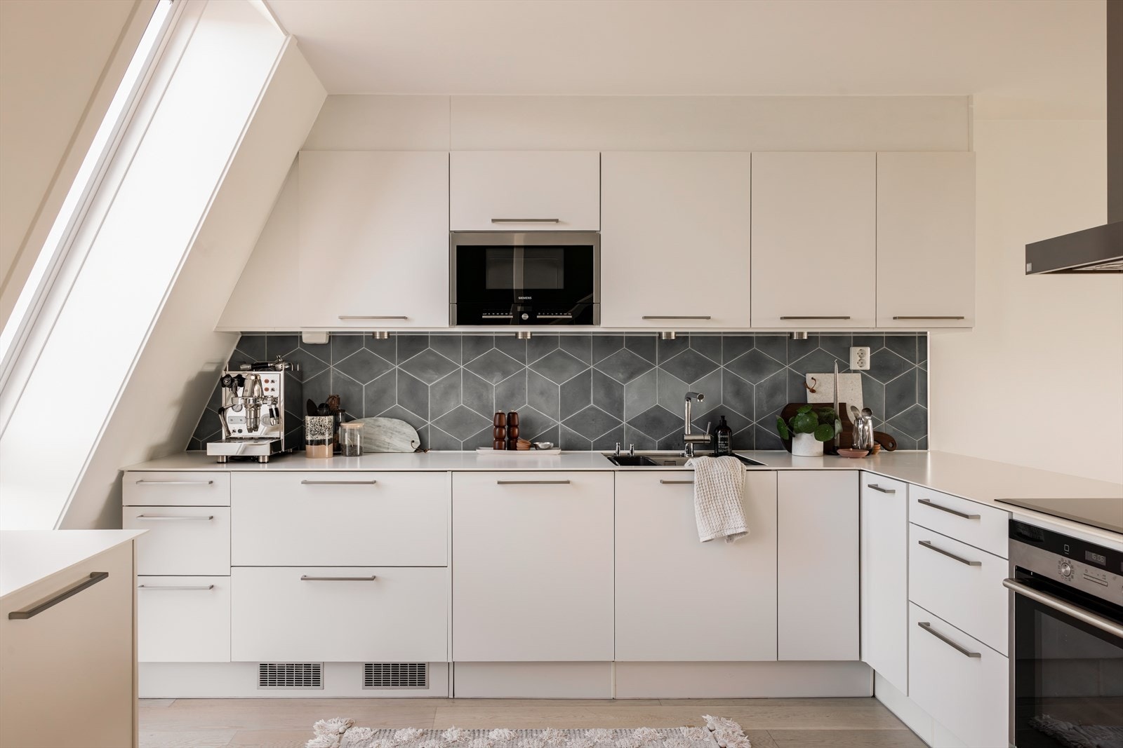 Meget pent kjøkken med god oppbevaringsplass Galleribilde