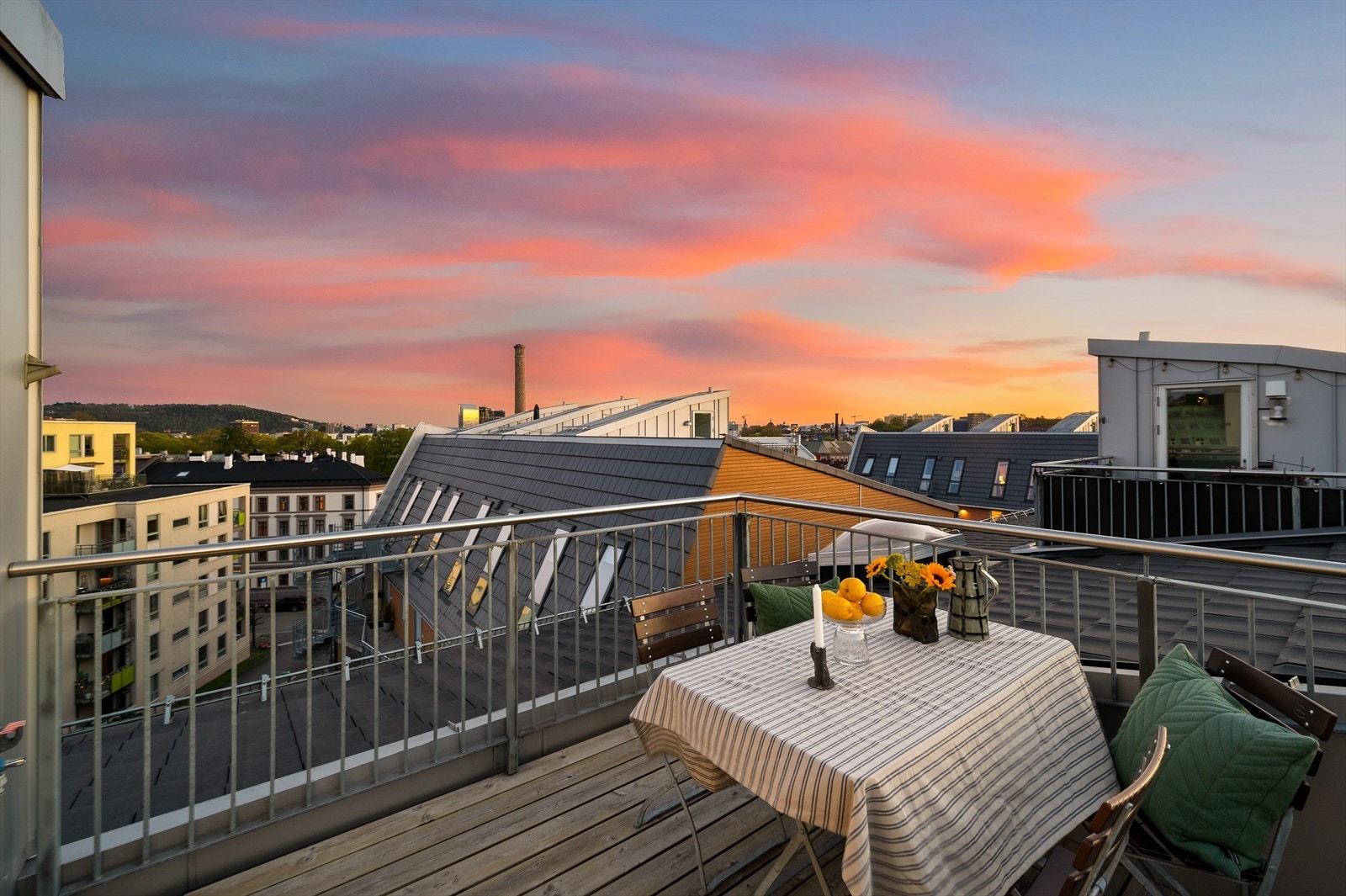Fantastisk sydvestvendt takterrasse med svært gode solforhold fra tolvtiden til solnedgang. Her vil du garantert trives! Galleribilde