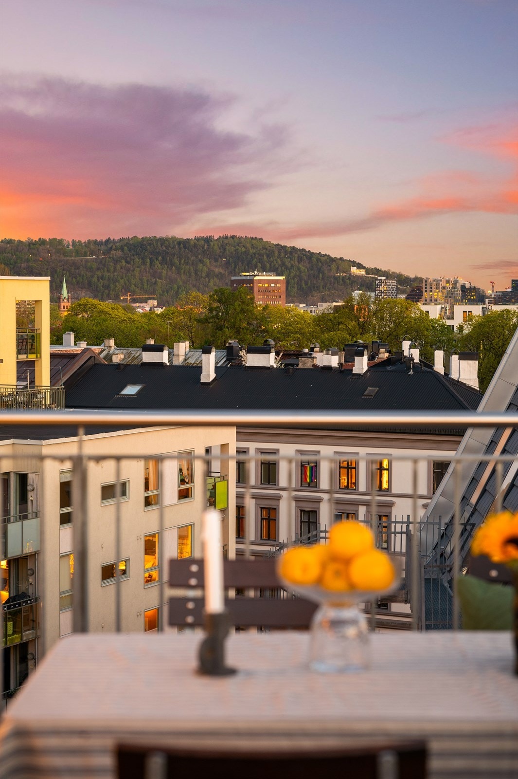 Fra terrassen kan du nyte en storslått utsikt over nærmiljø, mot grønne trær, Oslo by og åsene rundt! Galleribilde
