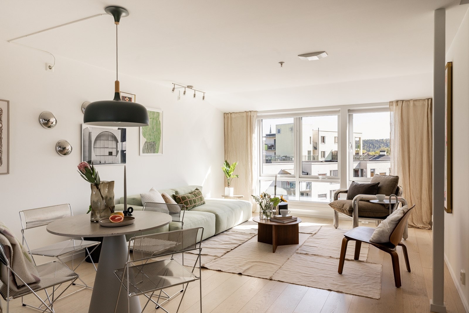 Stuen et et virkelig herlig rom med masse lys og luft! Stuen har en praktisk og fleksibel planløsning med god plass til både sofagruppe og spisebord. Galleribilde