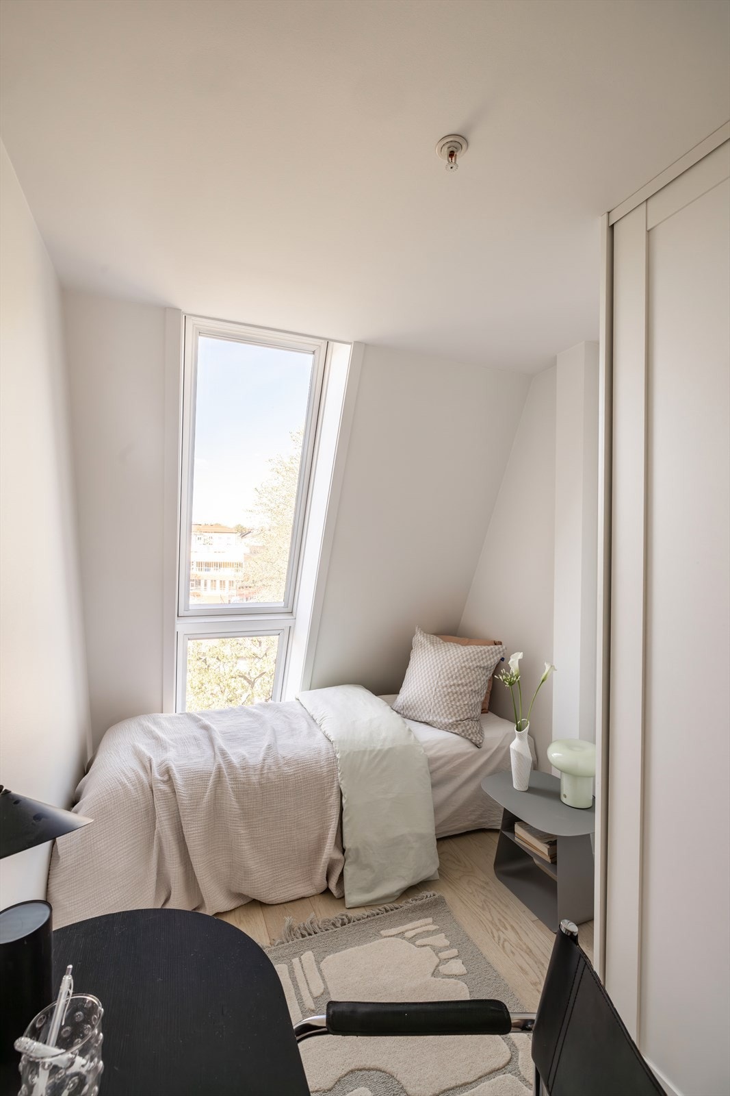 Soverom har plass til både seng og skrivepult i tillegg til god plass i skyvedørsgarderobe. Galleribilde