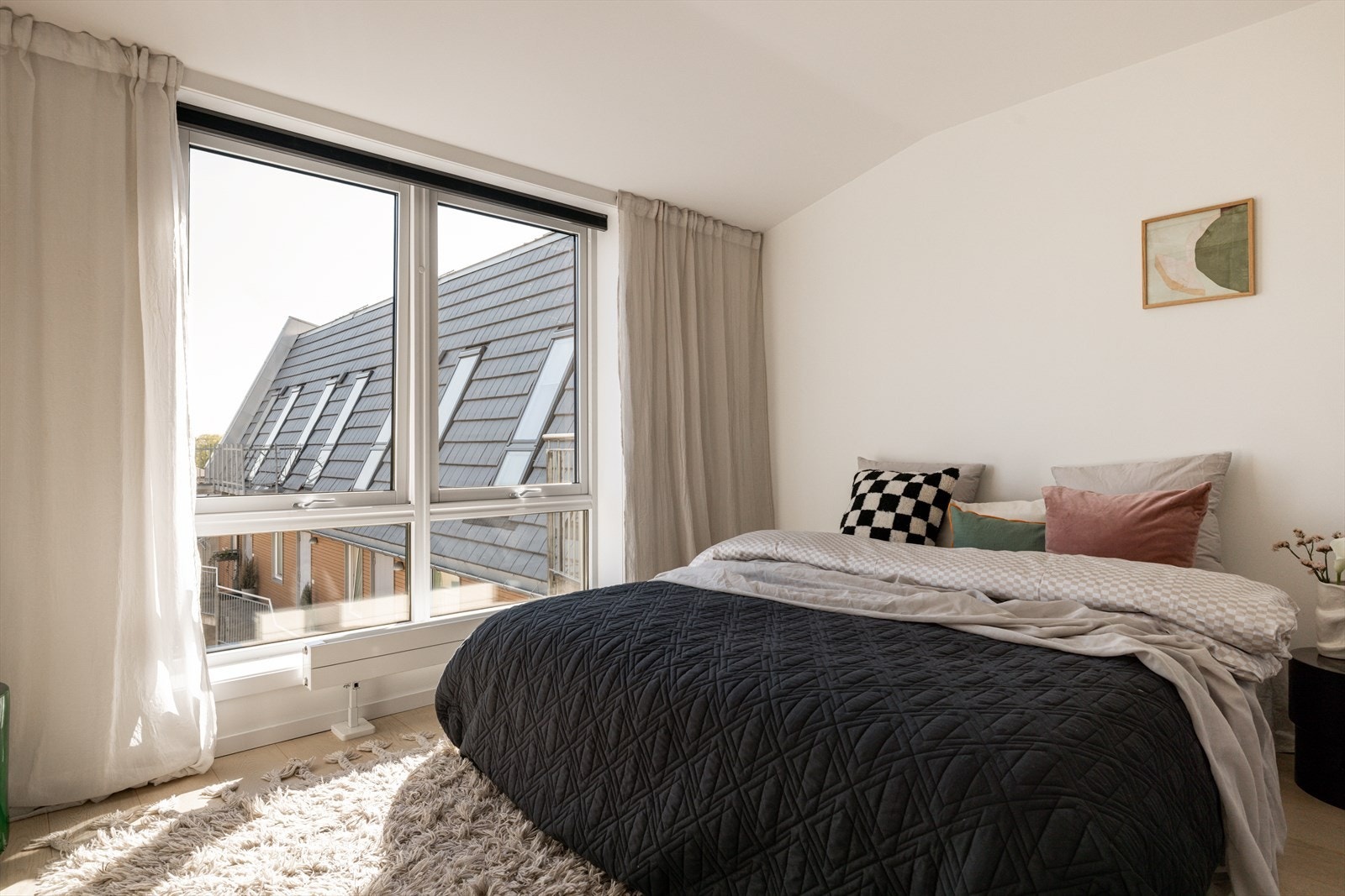 Hovedsoverommet har plass til stor dobbeltseng og nattbord på hver side. Galleribilde