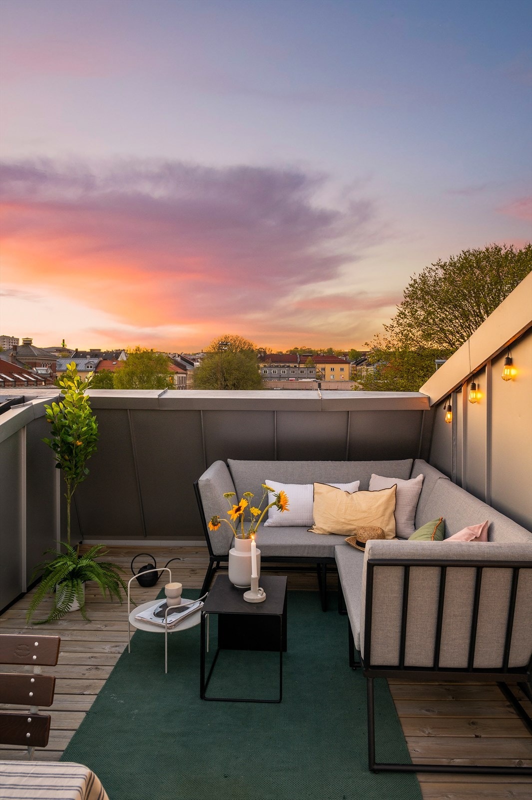 Denne nydelige takterrassen er ca. 14 kvm og har adkomst via trapp fra kjøkken. Galleribilde