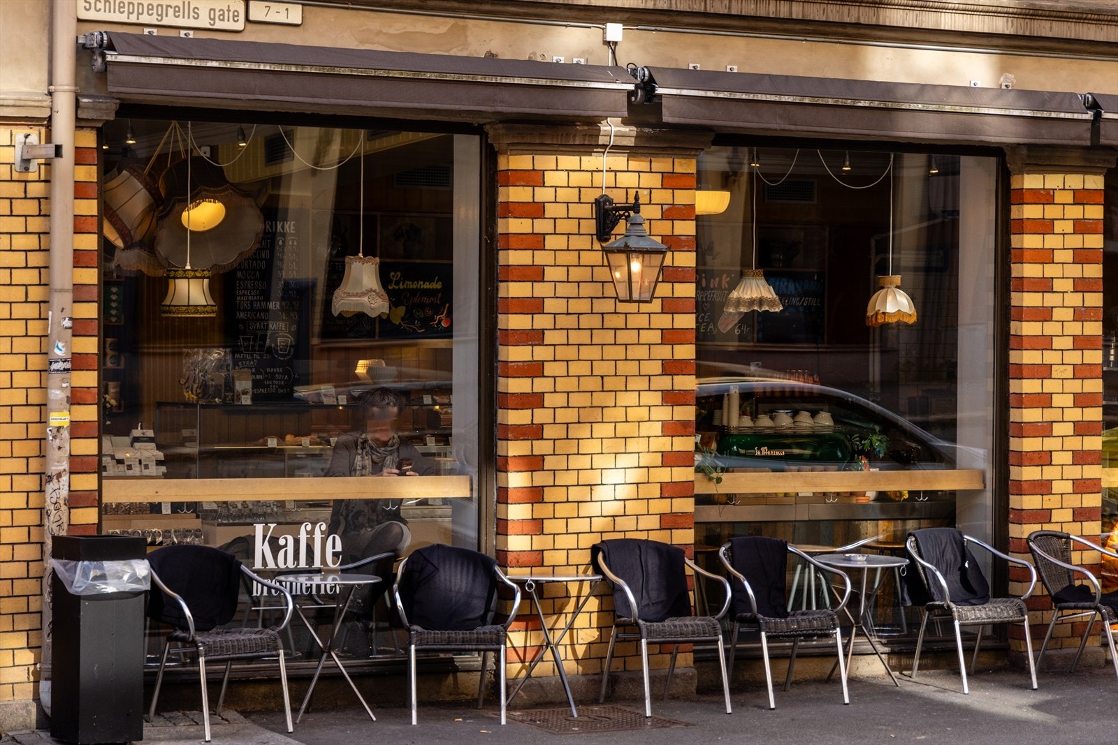 Kaffebrenneriet finner du rett rundt hjørnet og her får du kjøpt kvalitetskaffe servert av dyktige baristaer. Ferske bakervarer fra eget bakeri og et bredt utvalg av kaffe i løsvekt finner du også her. Galleribilde