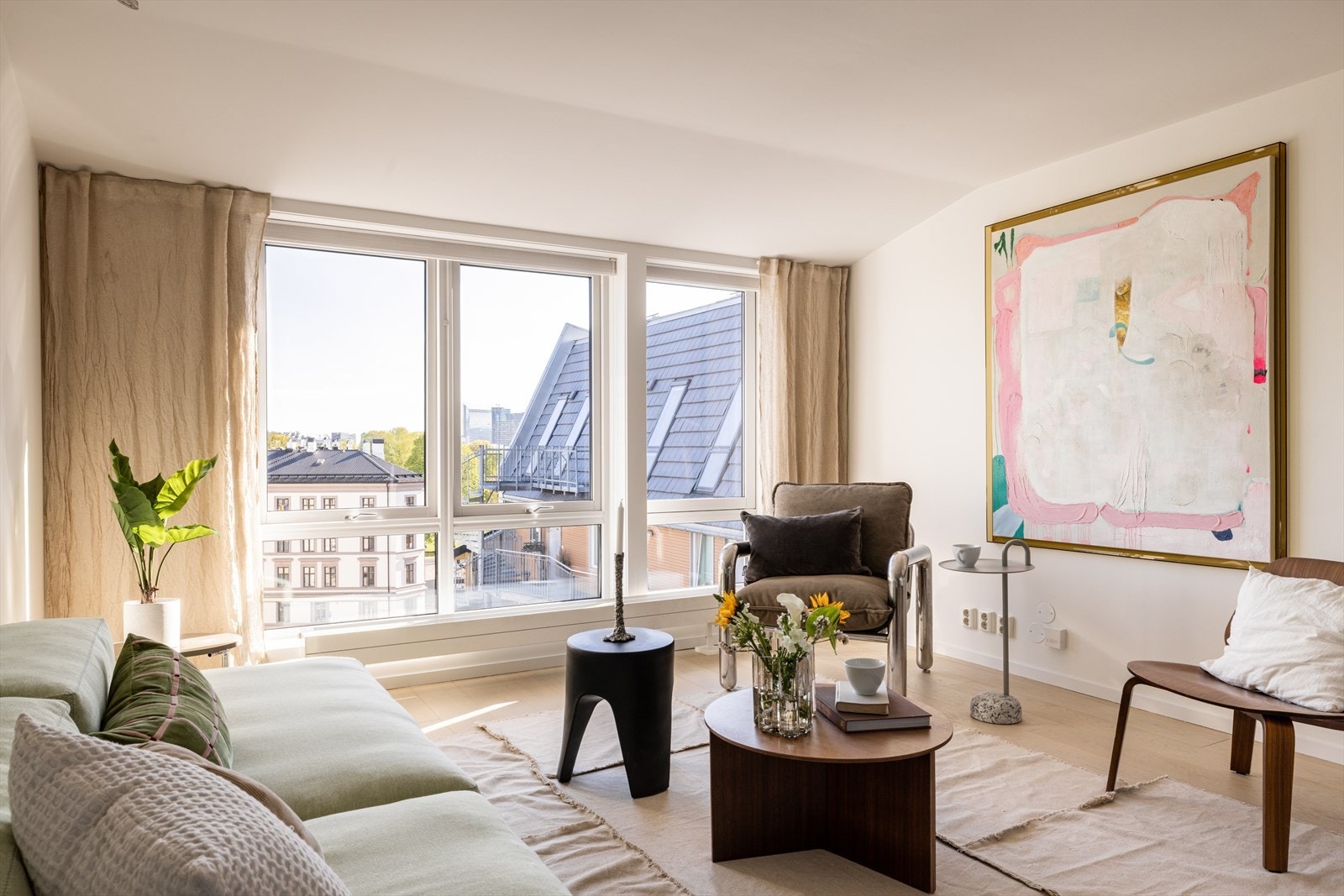 Store vindusflater mot både syd og nord, som gir fantastisk lysinnfall hele dagen. Galleribilde