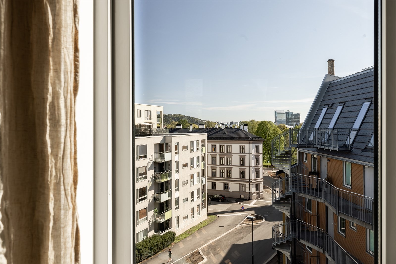 Flott utsikt ned gateløp og mot Oslo sentrum og åsene rundt. Galleribilde