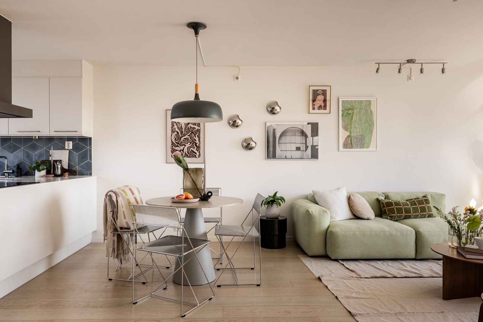 I overgang mellom stuen og kjøkken er det god plass til spisebord. Her samler du familie og venner til hyggelige lag! Balansert ventilasjon sørger for et godt inneklima. Galleribilde