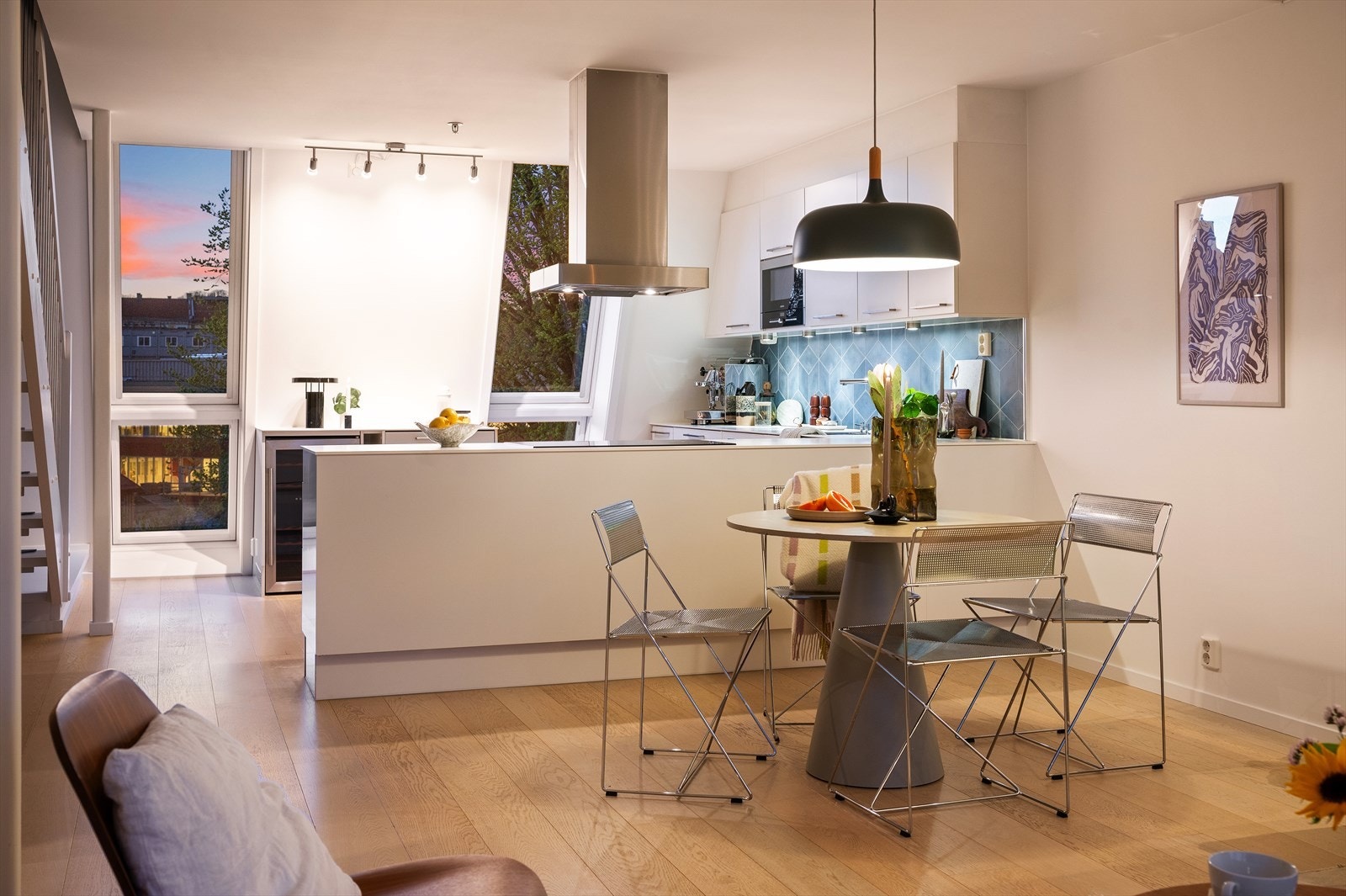 Varmtvann og fyring er inkludert i fellesutgiftene og sørger for forutsigbare strømkostnader. Galleribilde