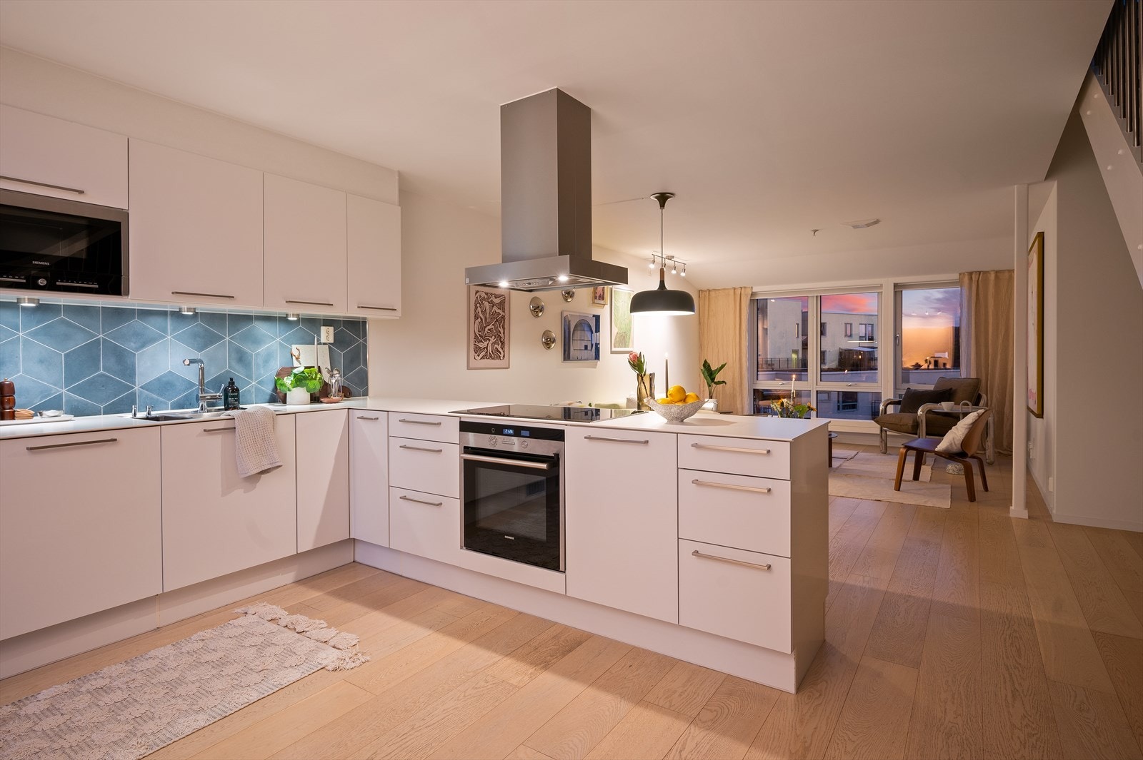 Kjøkkenet er tidløst med hvite, slette fronter som er en fin kontrast mot de moderne og lekre flisene. Galleribilde