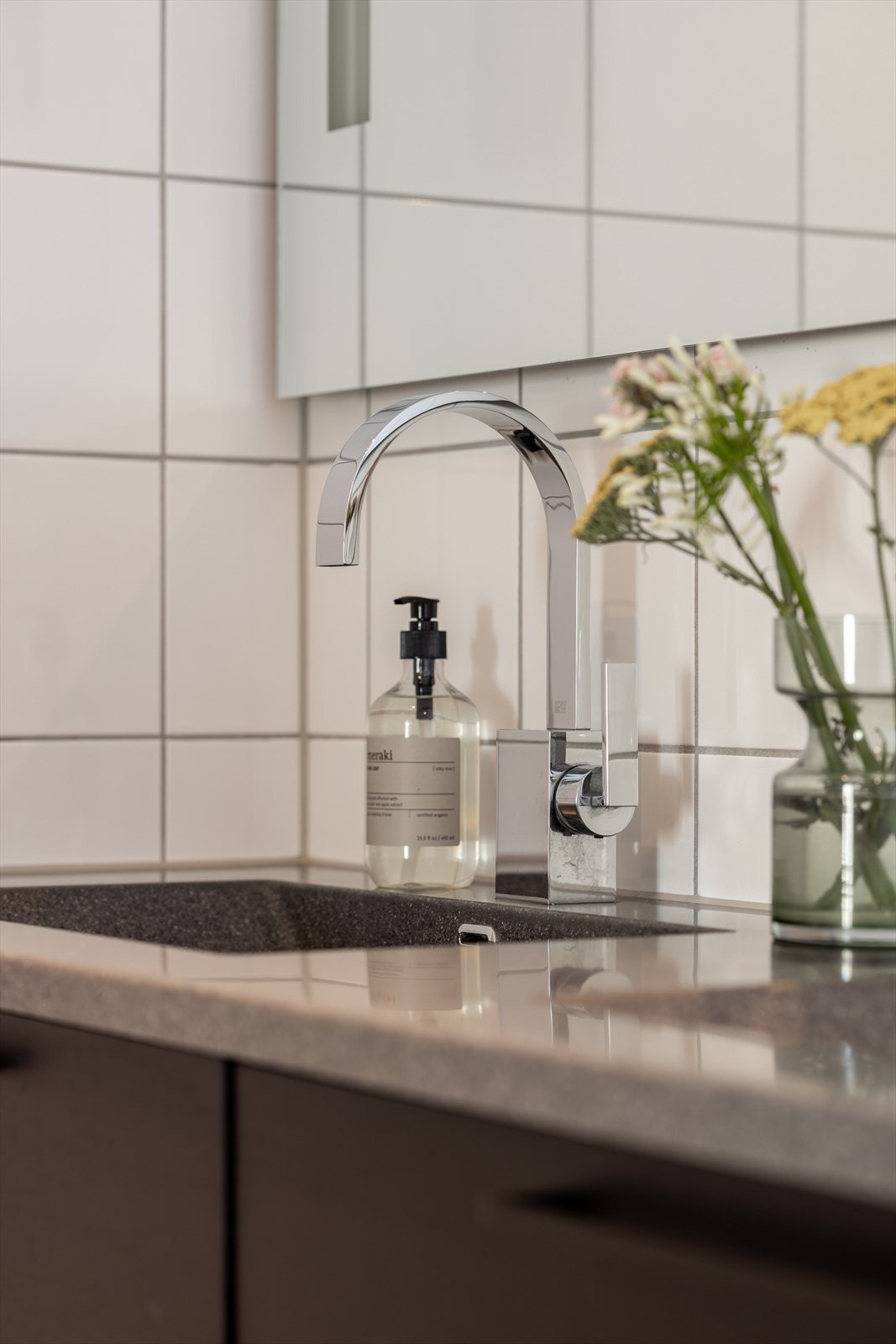 Badet er innredet med dobbel servant på underskap, speil med belysning, vegghengt toalett og dusjhjørne med herdet glass. Galleribilde