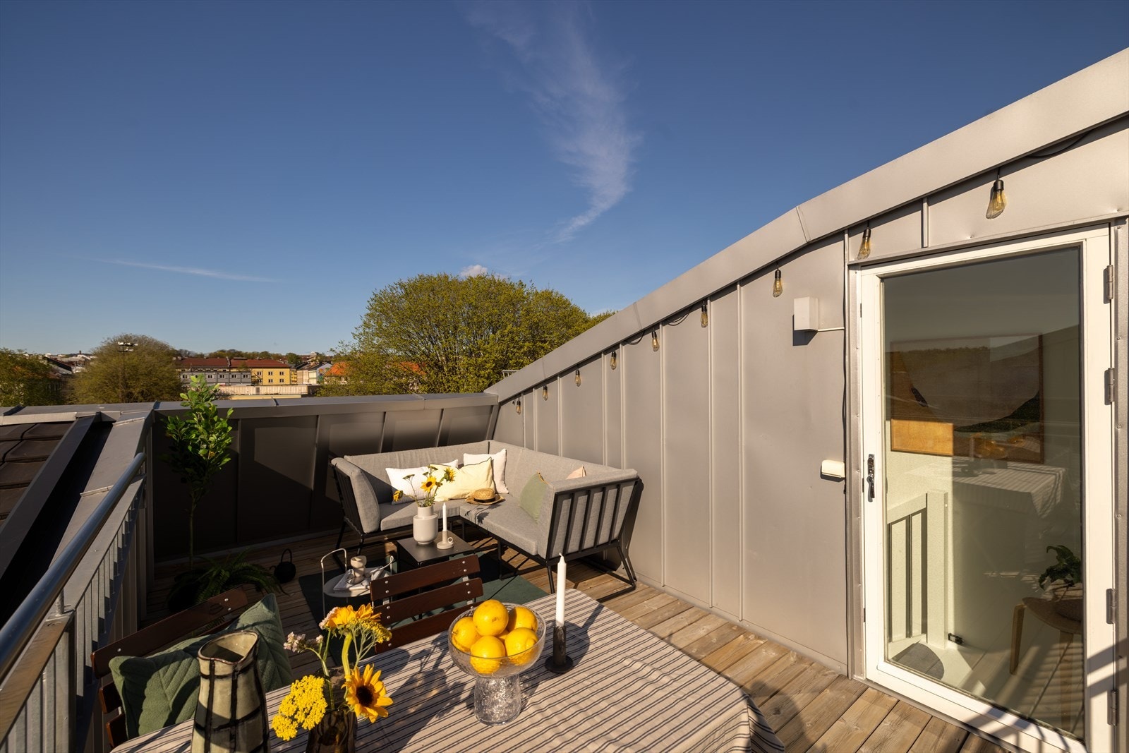 Her er det rom for mye utendørs hygge! Boligen har en svært fin lokasjon, litt tilbaketrukket men samtidig supersentralt med nærhet til det meste! Galleribilde