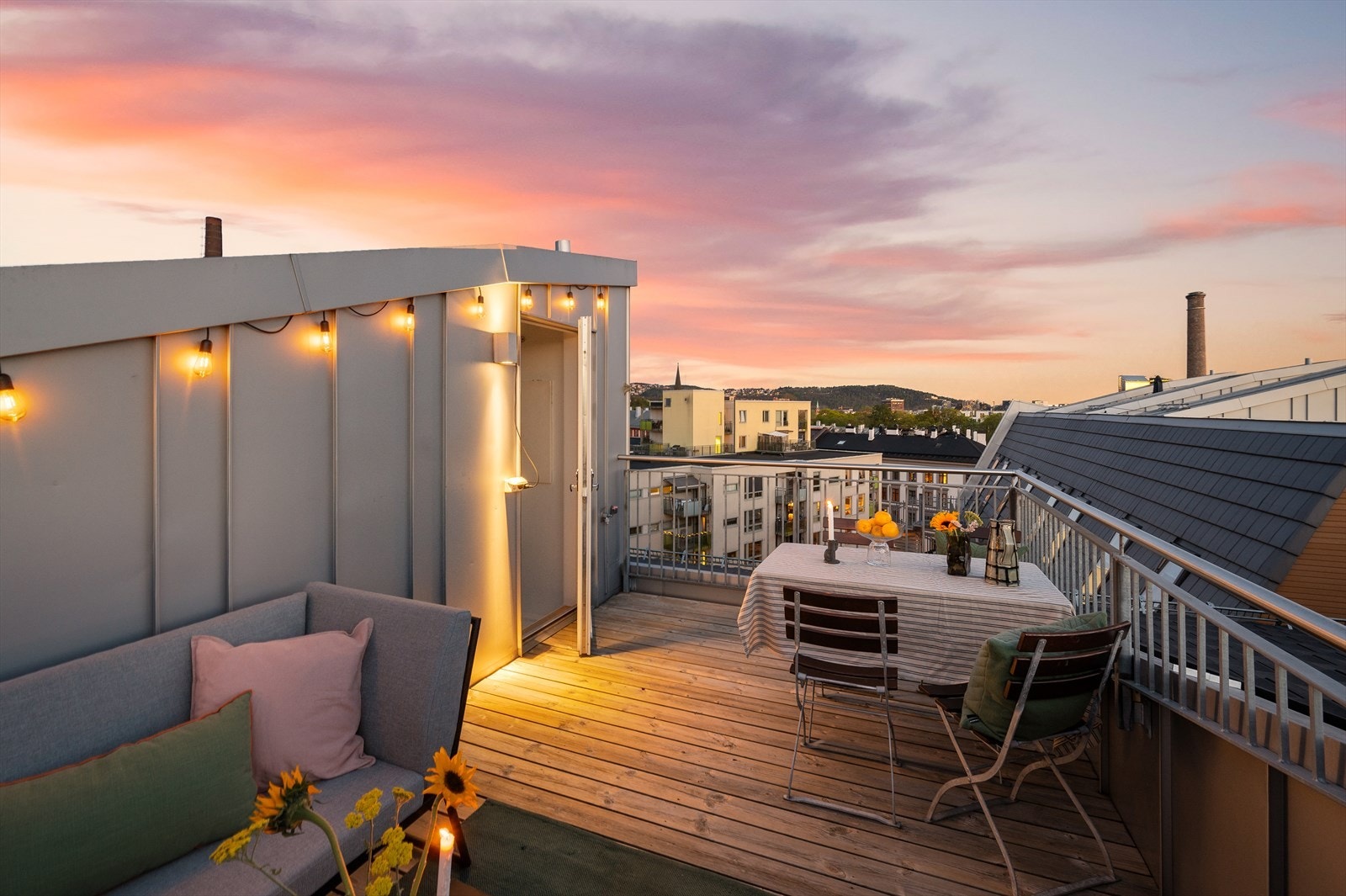 Terrassen har rikelig plass til sofagruppe, spiseplass, grill og planter - din egen private oase midt i byen! Galleribilde