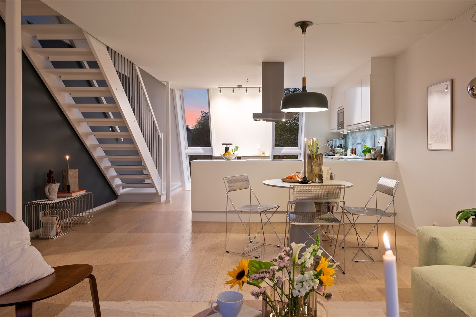 Leiligheten har en gjennomgående løsning som gir et nydelig lysinnfall i tillegg til at det er et sosialt og godt rom. Galleribilde