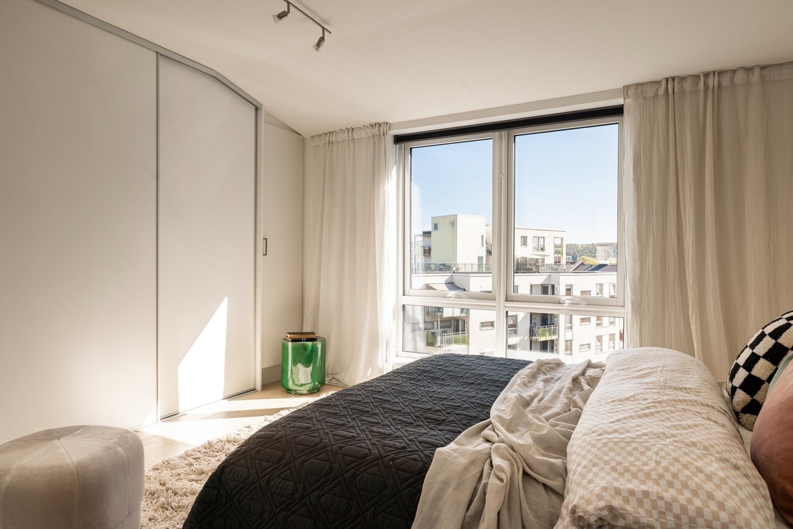 Romslig, lyst og luftig hovedsoverom med store vinduer gir godt lysinnslipp. Rommet har HTH skyvedørsgarderobe som gir rikelig med lagringsplass Galleribilde