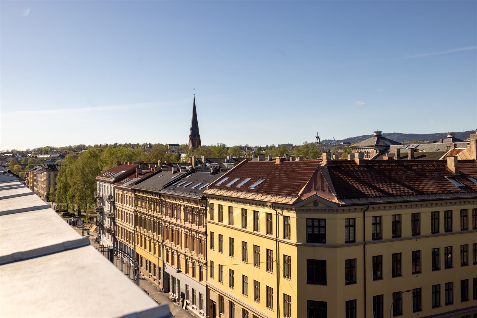Fra takterrassen er det en spektakulær utsikt, her mot nord hvor du ser Paulus kirke og de grønne tretoppene i Birkelunden og helt opp til Holmenkollen og Tryvannstårnet! Galleribilde
