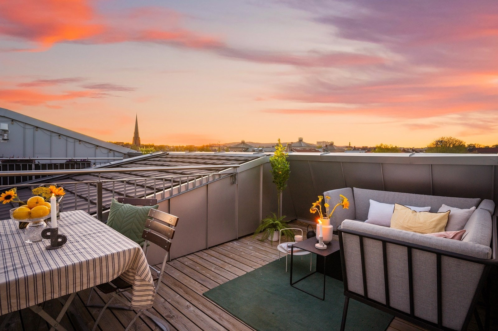 Velkommen til Seilduksgata 33A - En fantastisk toppleilighet over to plan med privat takterrasse på 14 m2 og storslått utsikt! Heis. Garasjeplass med el-ladepunkt. Presentert av Sylvia Post ved Nordvik Bolig! Galleribilde