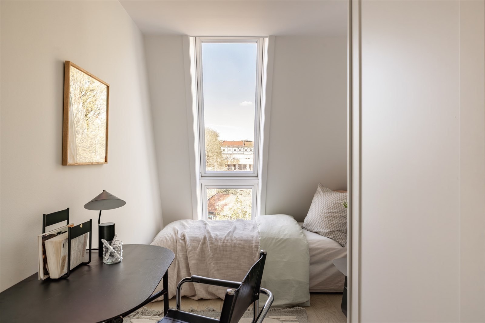 Soverom 2: Dette er også et godt og trivelig soverom med stort skråstilt vindu og god takhøyde. Dette rommet kan fint møbleres med seng, nattbord og skrivepult, eller benyttes som kontor. Et virkelig lyst og innbydende rom. Medfølgende garderobeskap. Galleribilde