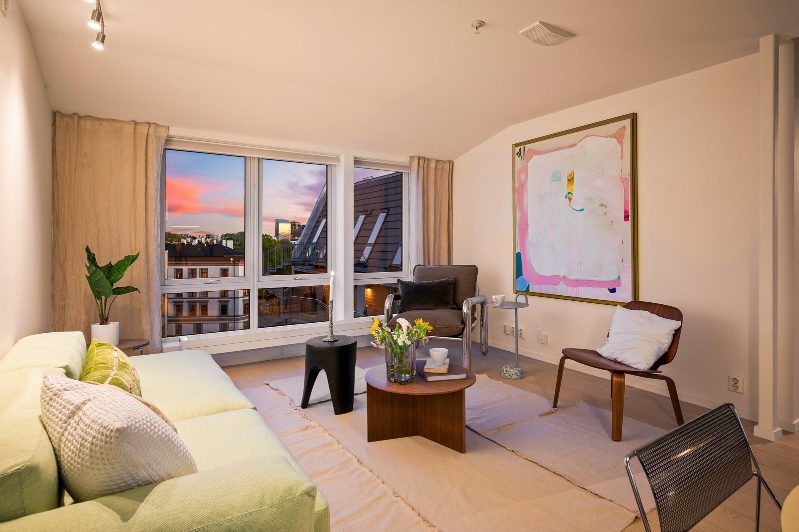 Gulvet er belagt med klassisk eikeparkett, og vegger i lyse, nøytrale farger skaper en rolig og moderne atmosfære. De kaldere sommerkveldene er fine fra stuen hvor de magiske himlene endrer seg fra dag til dag. Galleribilde