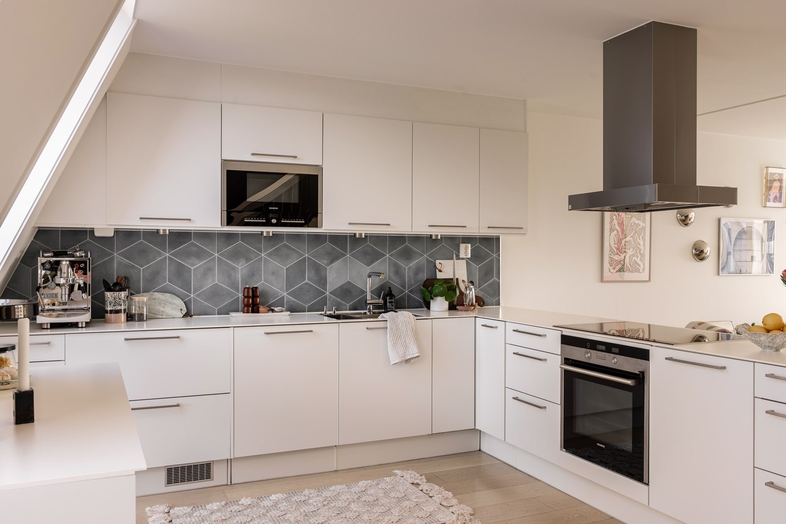 Integrerte hvitevarer som frys, kjøleskuffer, oppvaskmaskin, ovn og induksjonstopp medfølger. Galleribilde