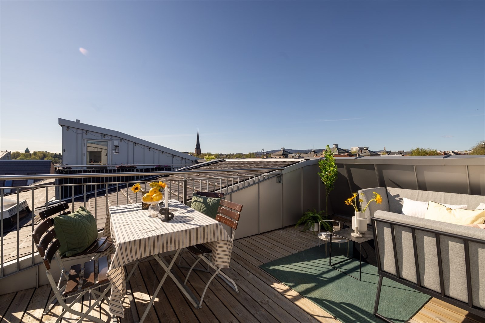 Den romslige, private takterrassen på ca. 14 m² har sol fra ca. kl. 12:00 og til solnedgang! Galleribilde