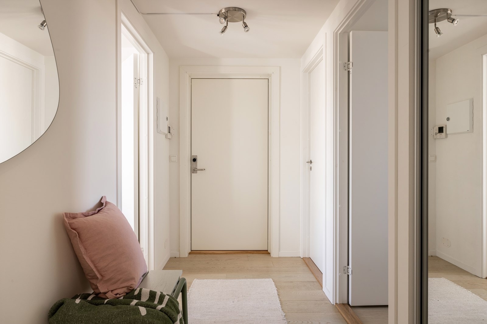 Leiligheten har callinganlegg med kamera og I 2022 ble hoveddøren byttet ut av fagfolk. Galleribilde