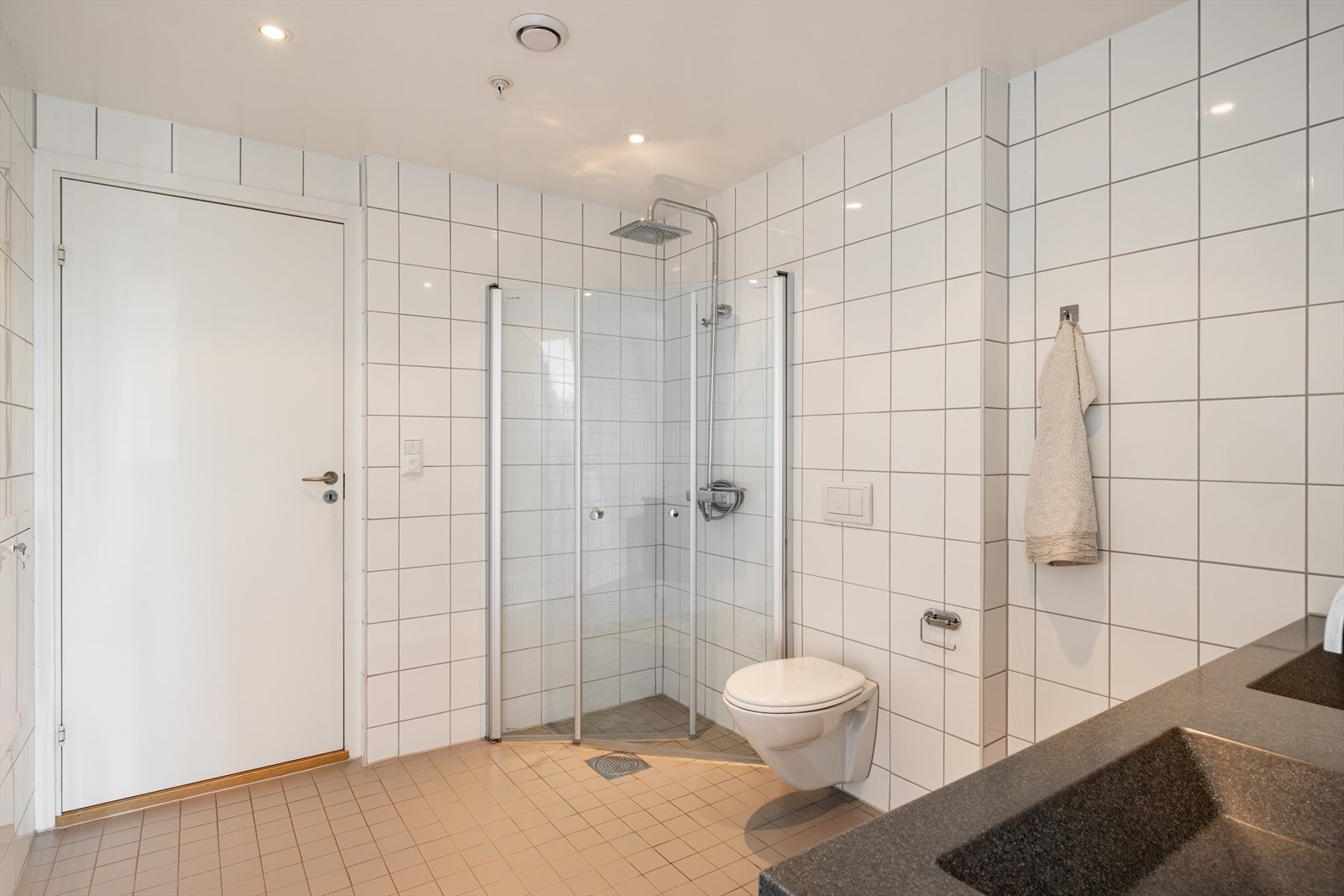 Et meget romslig og godt baderom Galleribilde