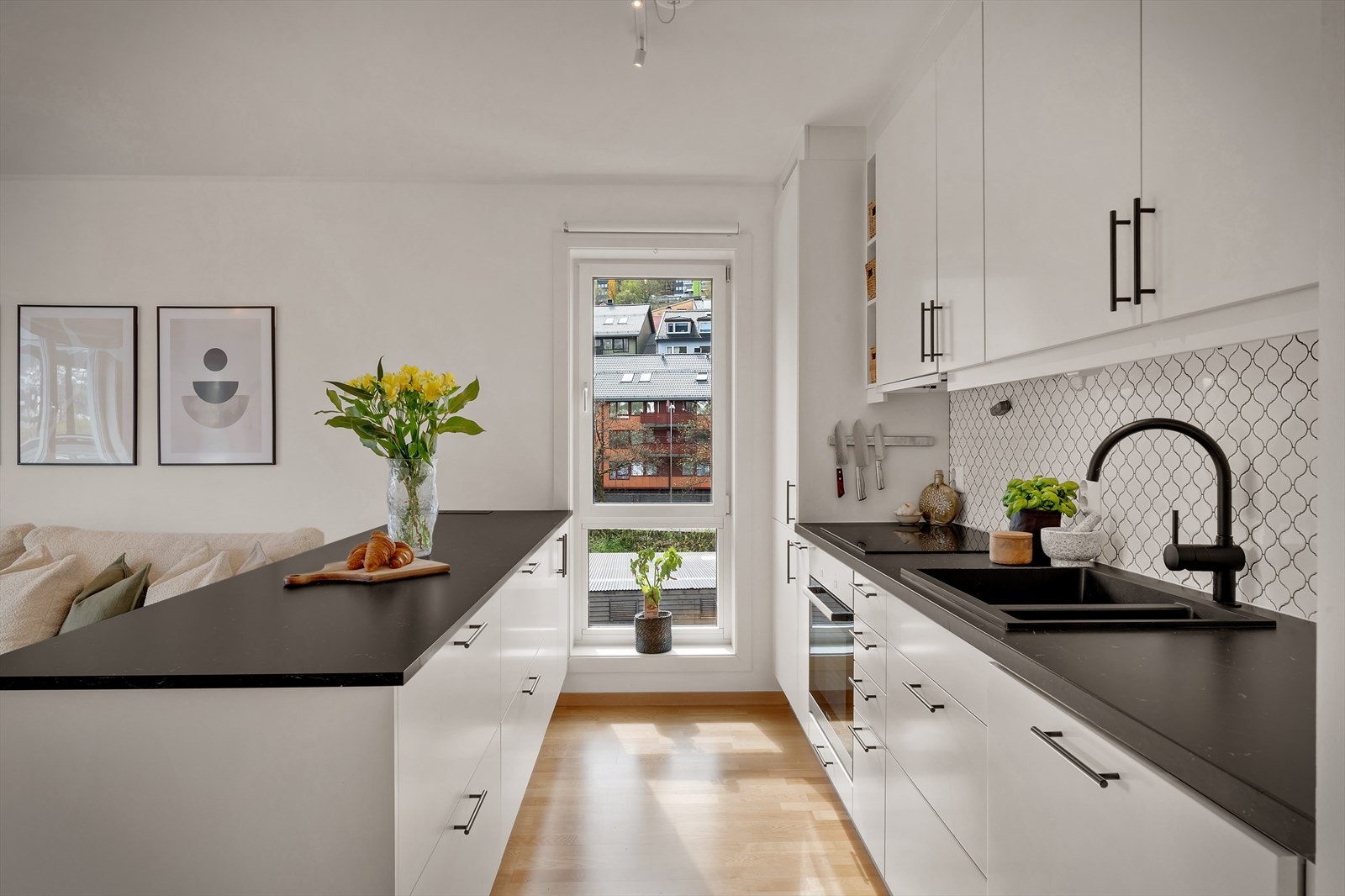 Moderne kjøkken med integrerte hvitevarer som stekeovn, platetopp, ventilator, oppvaskmaskin (ny i 2023), kjøl- og fryseskap. Galleribilde