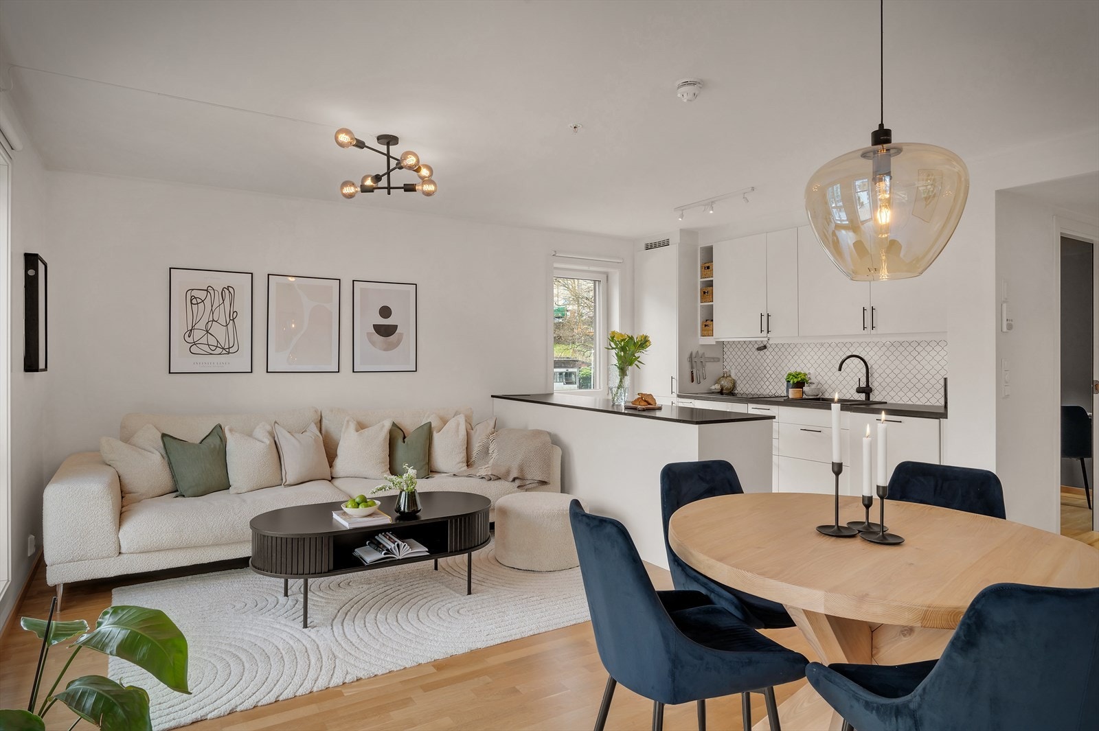 Stuen fremstår lys og innbydende, med store vindusflater som gir en fantastisk følelse av luft og rom. Galleribilde