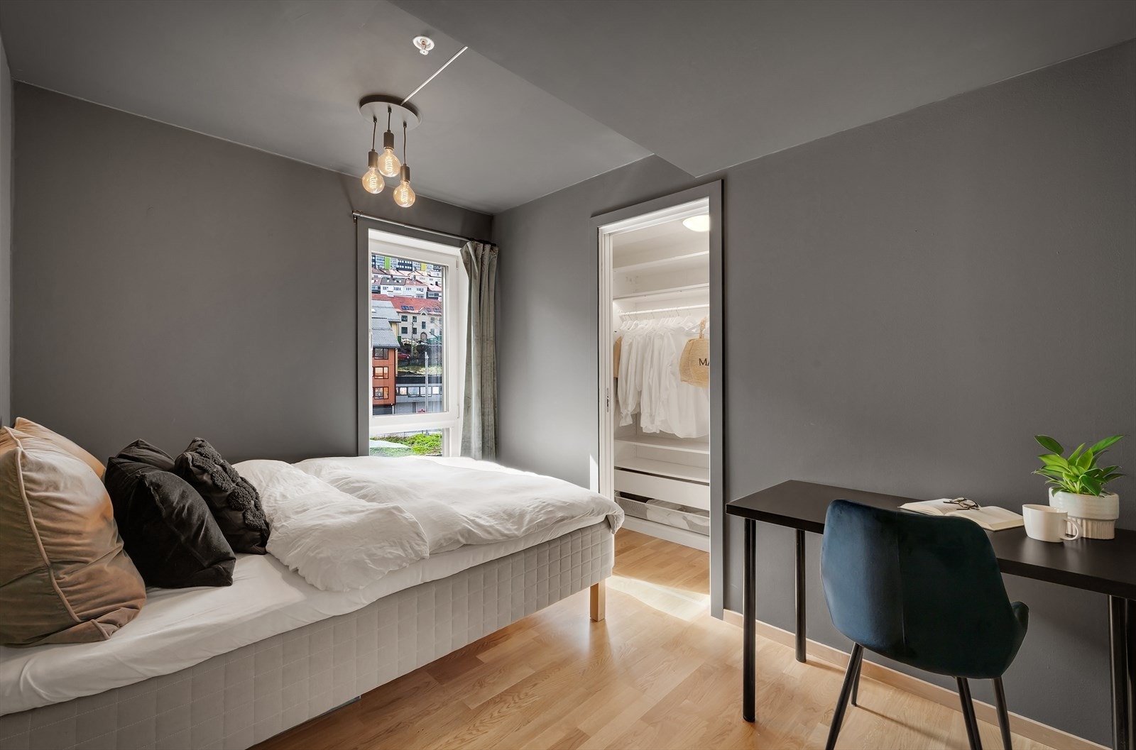 Leilighetens andre soverom har plass til dobbeltseng, nattbord og arbeidspult, enten man trenger et gjesterom, kontor eller barnerom. Galleribilde